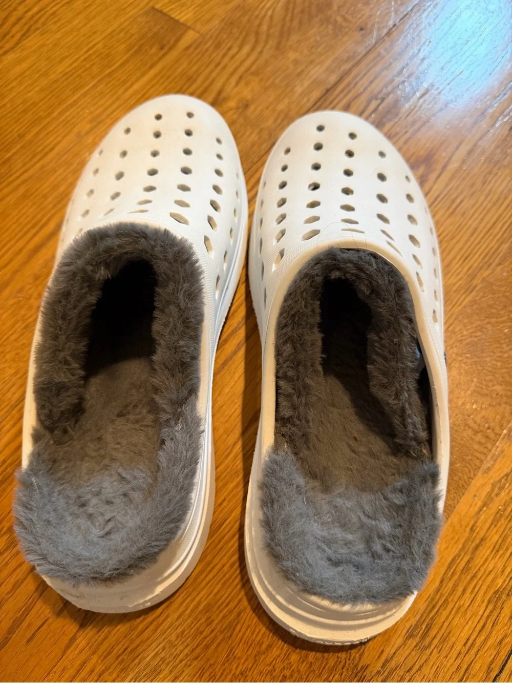Men’s Faux-Fur Lined Slip-On Clogs in White with Gray Lining Sz 7